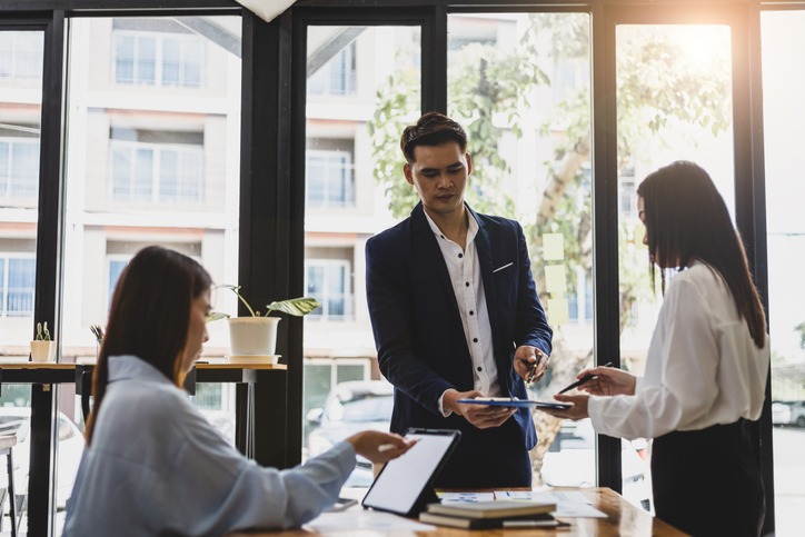 meeting-of-financial-advisors-to-discuss-account-analysis-financial-reports