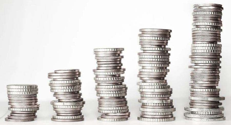 an image of multiple rows of coins stacked on top of each other