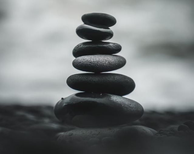 Selective focus photography of pile of decorative stones