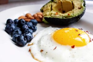egg with blueberries and avocado