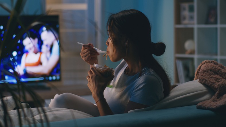 female-eating-in-front-of-tv